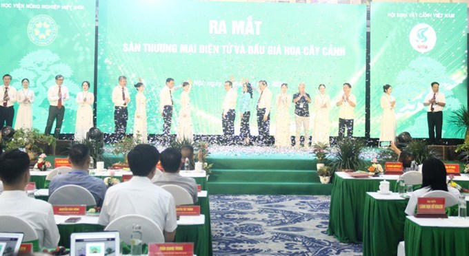 Nhân dịp này, sàn đấu giá, thương mại điện tử hoa, cây cảnh VNUA chính thức được bấm nút ra mắt.