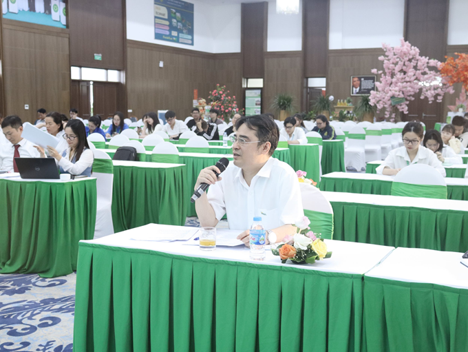 PGS.TS. Trần Quốc Vinh - Phó Trưởng khoa góp ý cho ý tưởng của sinh viên