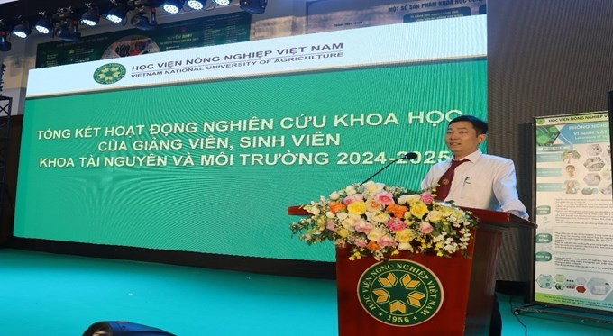 PGS.TS. Võ Hữu Công - Phó trưởng khoa TN&MT trình bày báo cáo cáo tổng kết hoạt động nghiên cứu khoa học của Giảng viên và sinh viên trong khoa