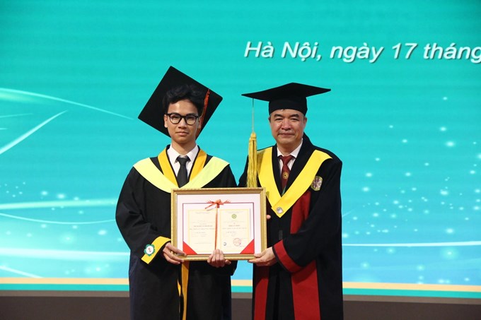 GS.TS.NGƯT. Phạm Văn Cường – Phó Bí thư Đảng uỷ, Phó Giám đốc Học viện trao bằng tốt nghiệp và giấy khen cho các em sinh viên tốt nghiệp loại giỏi/xuất sắc.