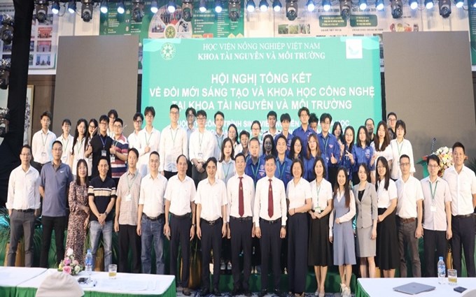 Các giảng viên, sinh viên chụp ảnh lưu niệm cùng các đại biểu