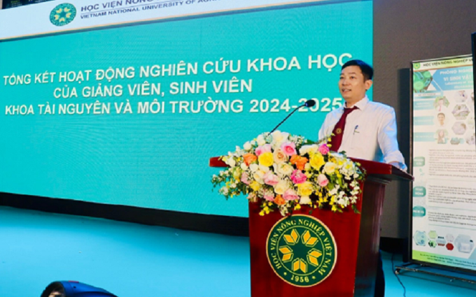 PGS.TS. Võ Hữu Công, Phó trưởng khoa TN&MT trình bày báo cáo cáo tổng kết hoạt động nghiên cứu khoa học của Giảng viên và sinh viên trong khoa