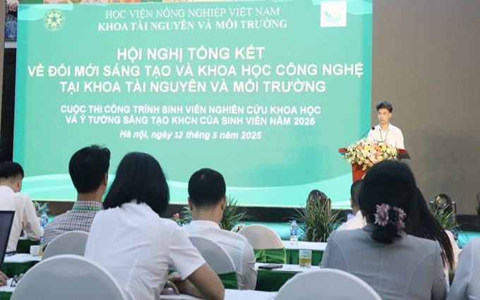 Sinh viên Nguyễn Văn Tuyên, ngành Khoa học Môi trường trình bày công trình nghiên cứu về Cây dược liệu và sinh kế của người dân tộc Dao tại Hoàng Su Phì, tỉnh Hà Giang