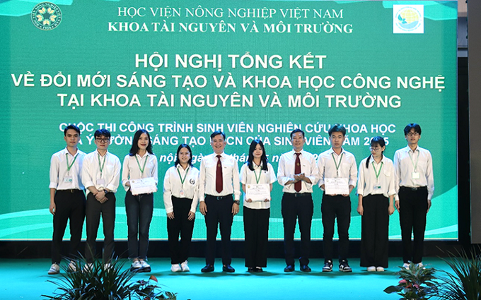 PGS.TS. Trần Trọng Phương trao giải cho các nhóm sinh viên đạt giải công trình SVNCKH