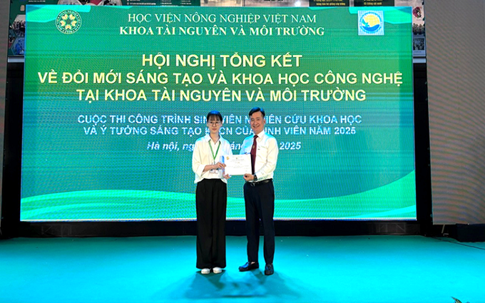PGS.TS. Trần Trọng Phương trao Giải Nhất ý tưởng sáng tạo KHCN cho sinh viên Phạm Châu Anh