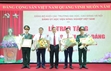 Lễ trao tặng Huy hiệu 30 năm tuổi Đảng cho các đảng viên thuộc Đảng bộ Học viện Nông nghiệp Việt Nam
