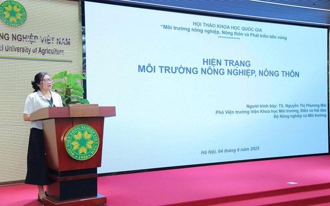 TS. Nguyễn Thị Phương Mai, Phó Viện trưởng Viện Khoa học Môi trường, Biển và hải đảo, Bộ NN&MT trình bày tham luận tại Hội thảo