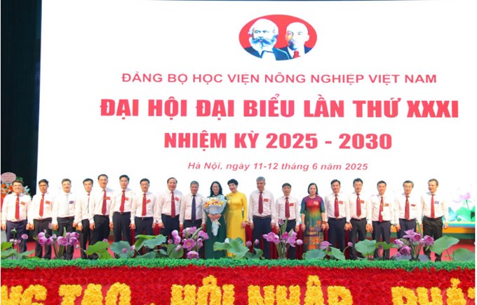 Đại diện lãnh đạo Đảng ủy khối các trường đại học, cao đẳng Hà Nội chúc mừng, chụp ảnh lưu niệm với Ban Chấp hành Đảng bộ Học viện Nông nghiệp Việt Nam nhiệm kỳ 2025 - 2030.