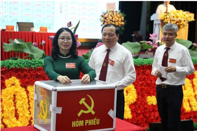 GS.TS.Nguyễn Thị Lan, Giám đốc Học viện Nông nghiệp Việt Nam; PGS.TS Vũ Ngọc Huyên, Phó Giám đốc Học viện; GS.TS Phạm Văn Cường, Phó Giám đốc Học viện cùng thực hiện nghĩa vụ bỏ phiếu bầu Ban Chấp hành Đảng bộ Học viện khóa mới.
