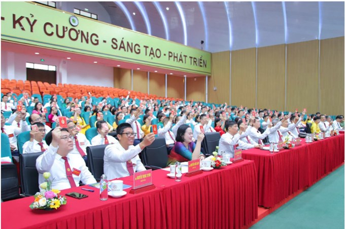Các đại biểu dự Đại hội biểu quyết thông qua nghị quyết đại hội.