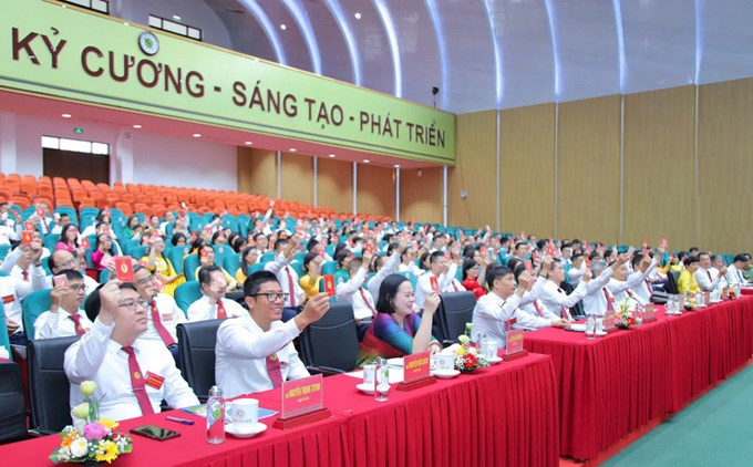 Các đại biểu dự Đại hội biểu quyết thông qua nghị quyết đại hội.