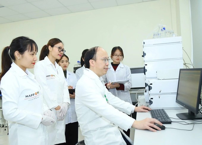 Sinh viên thực hành trong phòng thí nghiệm của Học viện Nông nghiệp Việt Nam (Ảnh: Ng. Nhung).