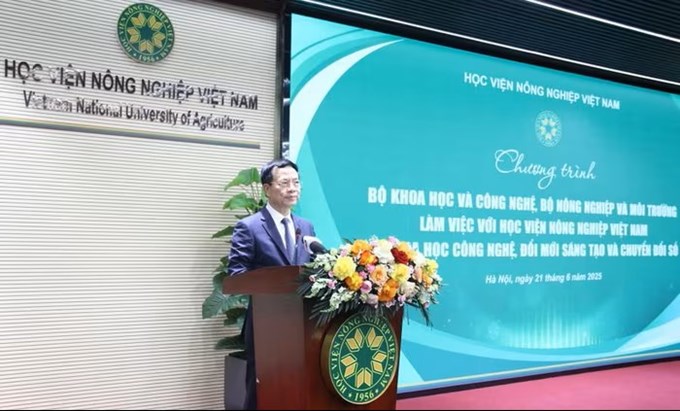 Bộ trưởng Nguyễn Mạnh Hùng gợi mở phát triển khoa học công nghệ tại Học viện Nông nghiệp Việt Nam.