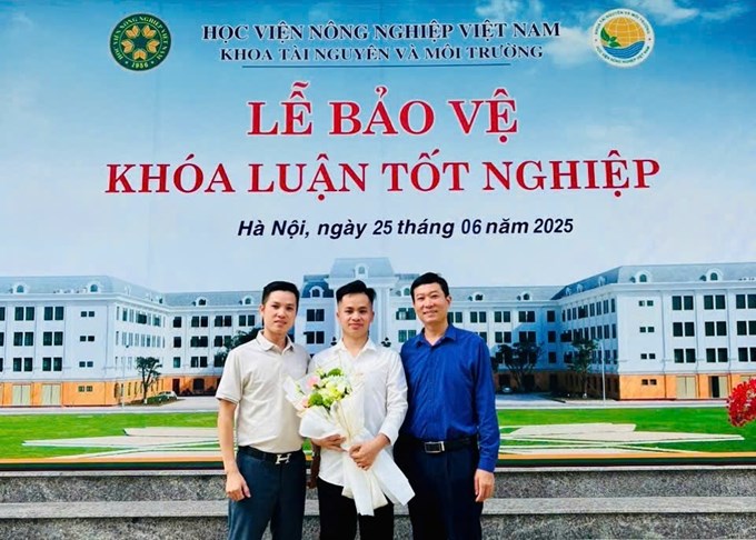 Đại diện lãnh đạo công ty TNHH SAFECHEM Việt Nam dự và chúc mừng sinh viên bảo vệ KLTN ngành KHMT thực tập tại Công ty