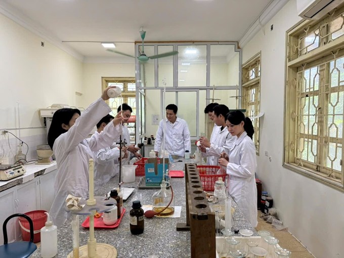 Sinh viên ngành Khoa học đất thực tập tại phòng thí nghiệm