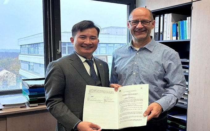 Khoa Tài nguyên và Môi trường và Viện Địa lý, Đại học Hildesheim (CHLB Đức) trao đổi, ký kết Biên bản ghi nhớ hợp tác (MOU), mở ra nhiều cơ hội nghiên cứu, đào tạo và phát triển bền chặt trong lĩnh vực khoa học địa lý và môi trường