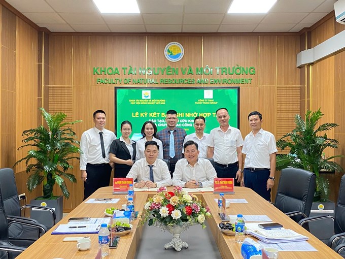 Khoa Tài nguyên và Môi trường và Công ty TNHH Thành Trung Group ký kết bản ghi nhớ hợp tác