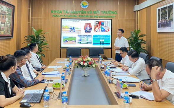 PGS.TS. Võ Hữu Công – Phó trưởng Khoa giới thiệu về Khoa Tài nguyên và Môi trường