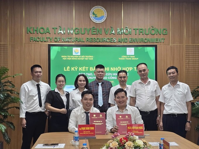 Lãnh đạo Khoa Tài nguyên và Môi trường cùng lãnh đạo Công ty TNHH Thành Trung Group chứng kiến lễ ký kết thoả thuận hợp tác giữa 2 bên