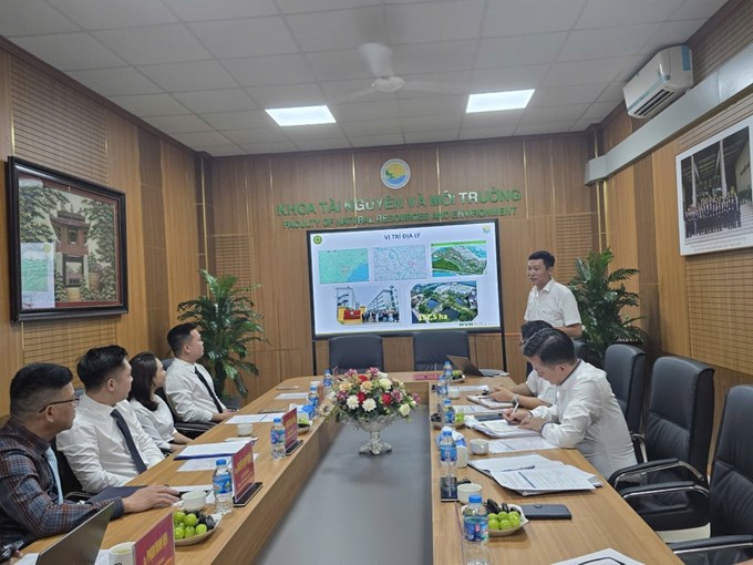 Các vị khách mời cùng lắng nghe giới thiệu về Khoa Tài nguyên và Môi trường