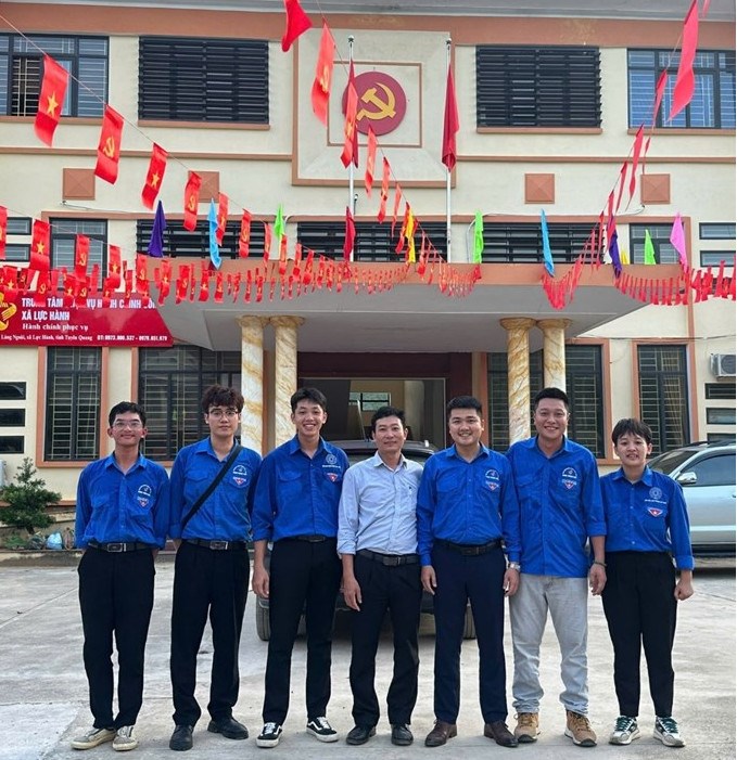 ồng chí Đặng Nam Phương, Phó Bí thư Đoàn TNCS HCM Học viện Nông nghiệp Việt Nam chụp ảnh lưu niệm cùng Đội SVTN Khoa TN&MT
