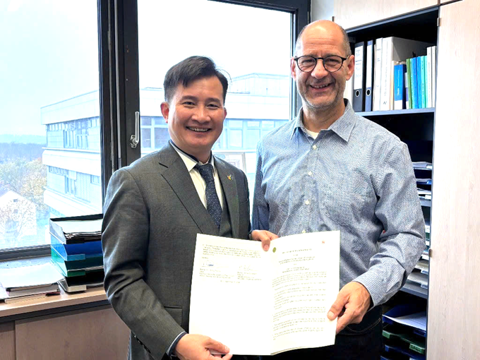 Khoa Tài nguyên và Môi trường và Viện Địa lý, Đại học Hildesheim (CHLB Đức) ký kết Biên bản ghi nhớ hợp tác (MOU), mở ra nhiều cơ hội nghiên cứu, đào tạo trong lĩnh vực quy hoạch đất đai và đô thị (tháng 11/2024)