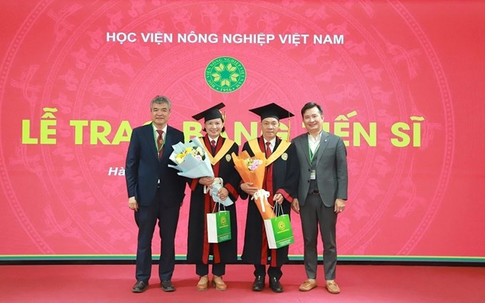Lễ trao bằng Tiến sĩ tại Học viện Nông nghiệp Việt Nam. Buổi lễ đánh dấu một cột mốc quan trọng trong sự nghiệp học tập của các tân Tiến sĩ, với sự tham gia của lãnh đạo Học viện và Khoa Tài nguyên và Môi trường và các tân Tiến sĩ hân hoan nhận bằng