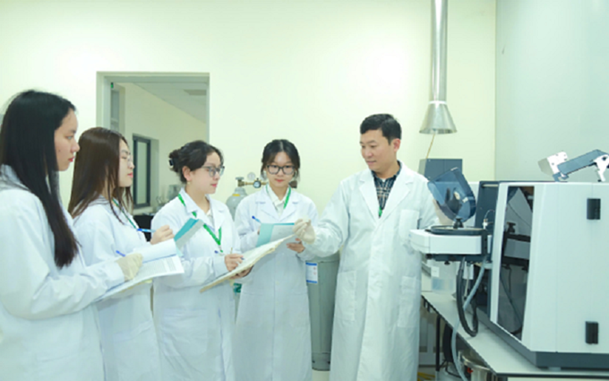 Sinh viên Khoa Tài nguyên và Môi trường, Học viện Nông nghiệp Việt Nam đang thực hiện nghiên cứu trong phòng thí nghiệm hiện đại, góp phần tìm ra các giải pháp bền vững cho đất đai, môi trường và tài nguyên thiên nhiên