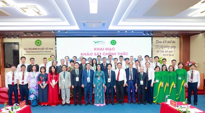 Quý vị đại biểu chụp ảnh lưu niệm 