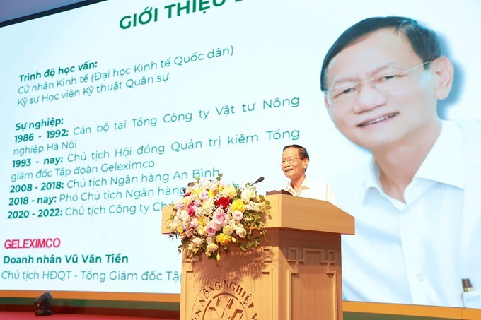 Ông Vũ Văn Tiền - Chủ tịch HĐQT Tập đoàn Geleximco lên sân khấu để chia sẻ với chúng ta chủ đề “Khởi nghiệp đổi mới sáng tạo trong sinh viên”
