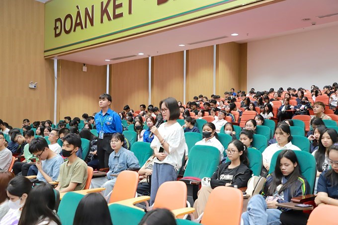 Tân sinh viên K70 của Học viện tích cực đặt câu hỏi cho các diễn giả tại chương trình tọa đàm