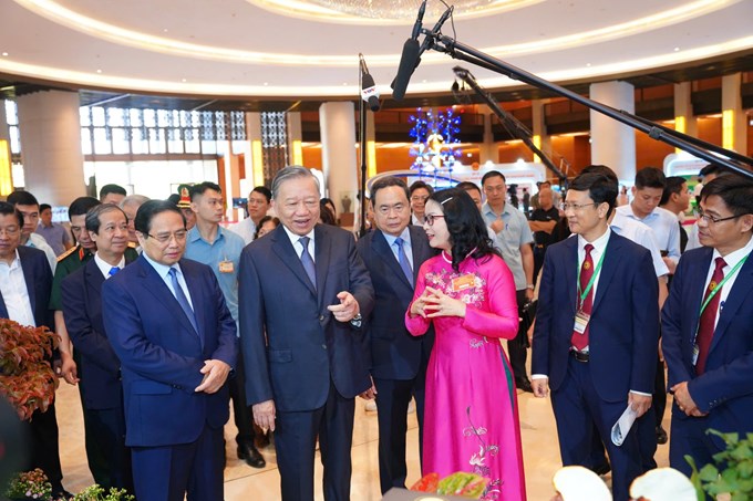 Tổng Bí thư Tô Lâm, Thủ tướng Chính phủ Phạm Minh Chính, Chủ tịch Quốc hội Trần Thanh Mẫn và các đồng chí lãnh đạo Đảng, Nhà nước ấn tượng với những thành tựu của Học viện Nông nghiệp Việt Nam. Ảnh: VNUA.