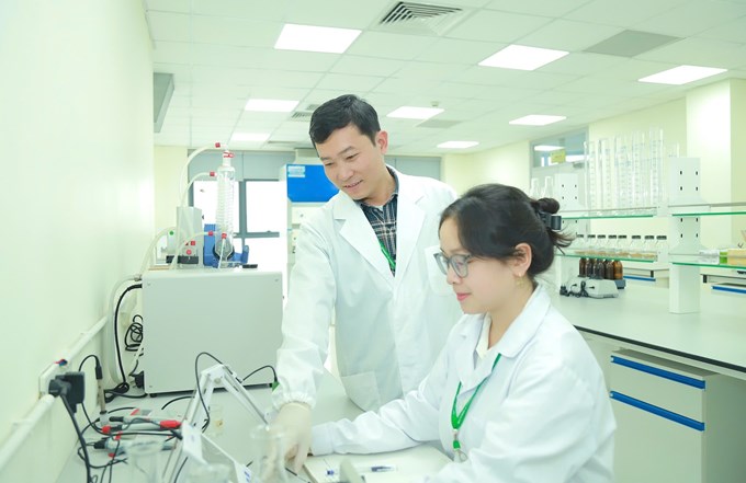 Nguyễn Thúy Quỳnh thực hiện nghiên cứu về chất lượng đất trong phòng thí nghiệm
