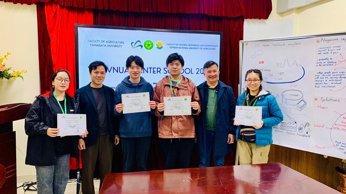 Nguyễn Thúy Quỳnh - đứng thứ nhất từ trái qua tại Lễ Tổng kết chương trình YU - VNUA Winter School 2024 đồng tổ chức bởi Đại học Yamagata Nhật Bản và Học viện Nông nghiệp Việt Nam