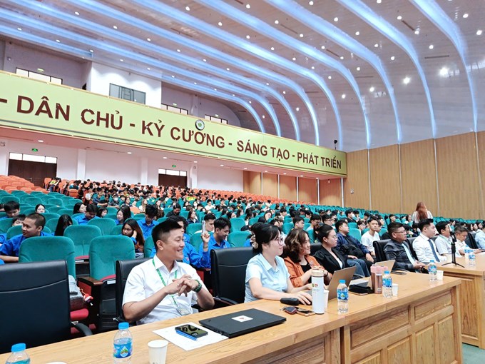 Gần 400 tân sinh viên khoá 70 Khoa Tài nguyên và Môi trường tham dự chương trình