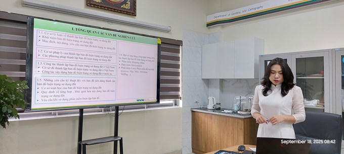 Sinh viên trình bày khóa luận tốt nghiệp