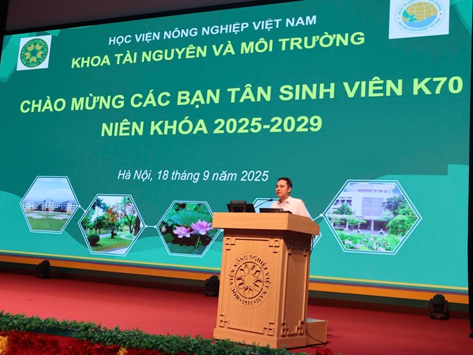 PGS.TS. Trần Quốc Vinh chia sẻ chương trình đào tạo, lộ trình học tập với các bạn Tân sinh viên K70
