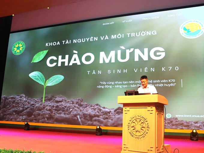 ThS.Hoàng Quốc Việt-Bí thư Liên Cho đoàn Khoa giới thiệu với tân sinh viên về các hoạt động Đoàn - Hội