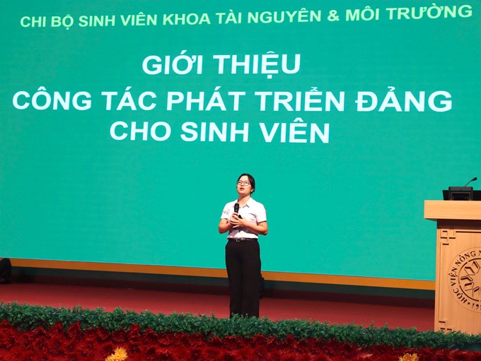 ThS. Hồ Thị Thúy Hằng-Bí thư Chi bộ sinh viên phát biểu tại buổi gặp mặt tân sinh viên K70