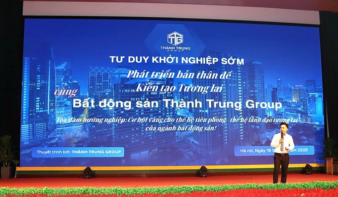 Anh Nguyễn Thành Trung, Tổng Giám đốc Công ty TNHH BĐS Thành Trung Group chia sẻ tu duy khởi nghiệp trong buổi gặp mặt Tân sinh viên K70 của Khoa