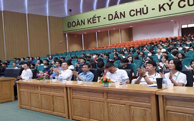 Toàn cảnh hội trường buổi gặp mặt tân sinh viên Khóa 70 Khoa Tài nguyên và Môi trường, với sự tham dự của lãnh đạo Khoa, các thầy cô và đông đảo sinh viên, tạo nên bầu không khí trang trọng, đoàn kết và đầy nhiệt huyết.