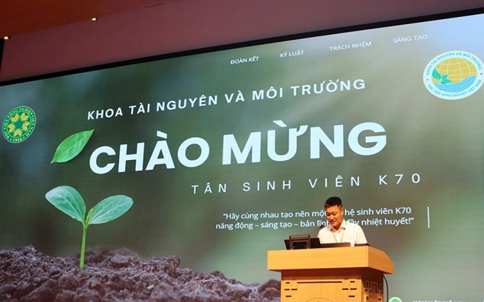 ThS. Hoàng Quốc Việt - Bí thư Liên Chi đoàn Khoa giới thiệu với tân sinh viên về các hoạt động Đoàn - Hội