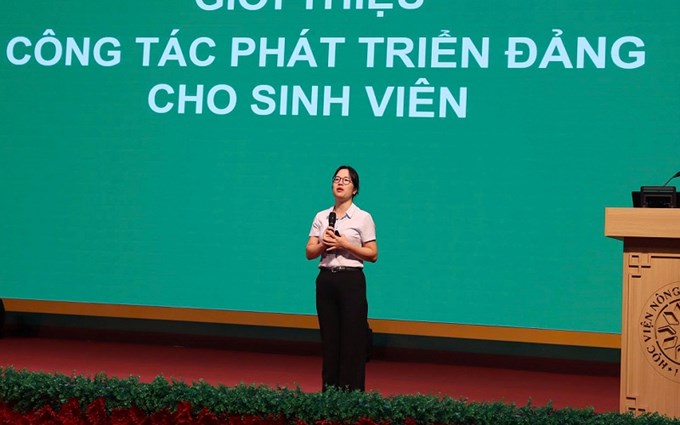 ThS. Hồ Thị Thúy Hằng - Bí thư Chi bộ sinh viên phát biểu tại buổi gặp mặt tân sinh viên K70