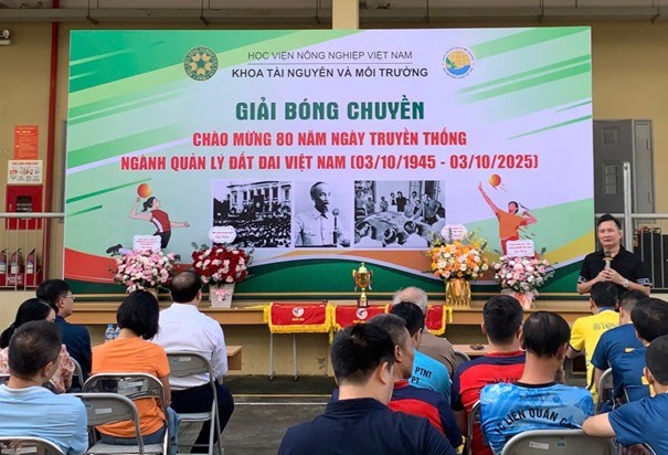 PGS.TS. Trần Trọng Phương - Bí thư Chi bộ, Trưởng khoa Tài nguyên và Môi trường phát biểu khai mạc giải bóng
