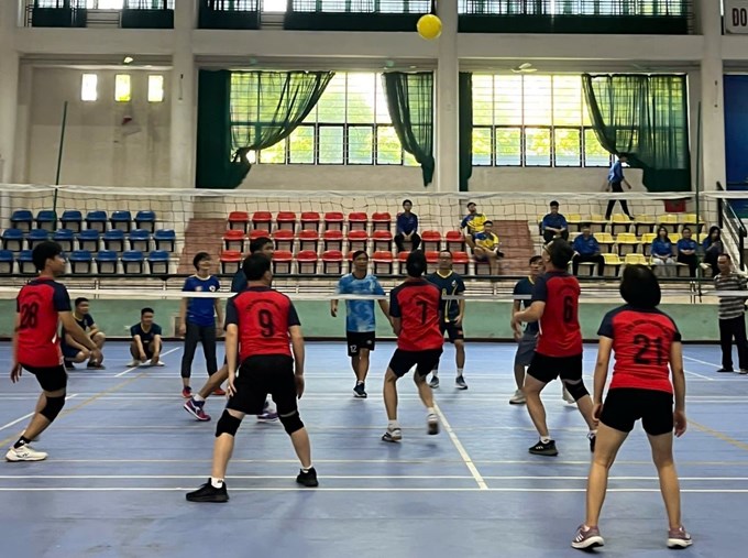 Trận đấu giữa Liên quân Khoa Nông học - Công nghệ thực phẩm - Công nghệ thông tin với Liên quân Phòng ban