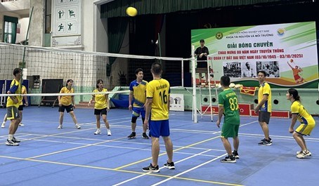 Trận đấu giữa Khoa Tài nguyên và Môi trường với Khoa Quản lý Đất đai - Trường Đại học Tài nguyên và Môi trường