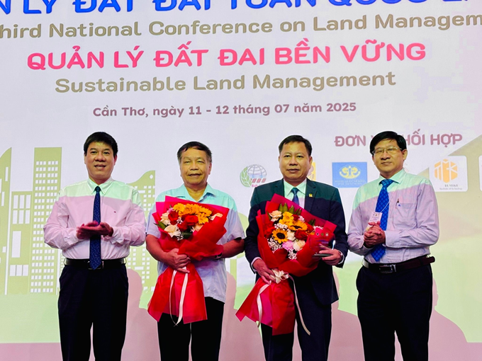 GS.TS. Trần Đức Viên - Chủ tịch Hội đồng KH&ĐT Học viện tại Hội thảo khoa học Quản lý đất đai toàn quốc lần thứ 3 tổ chức tại Đại học Cần Thơ (Chuỗi hội thảo toàn quốc thường niên do Khoa TN&MT sáng lập và đồng chủ trì)