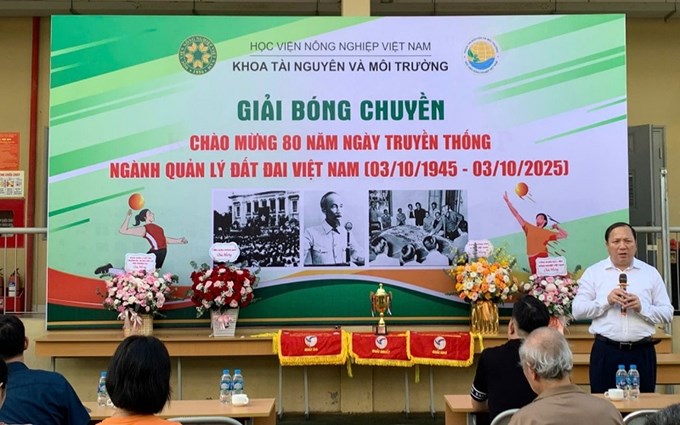 PGS.TS. Vũ Ngọc Huyên - Phó Bí thư Thường trực Đảng ủy, Phó Chủ tịch Phụ trách Hội đồng Học viện, Phó Giám đốc Học viện phát biểu tại giải bóng