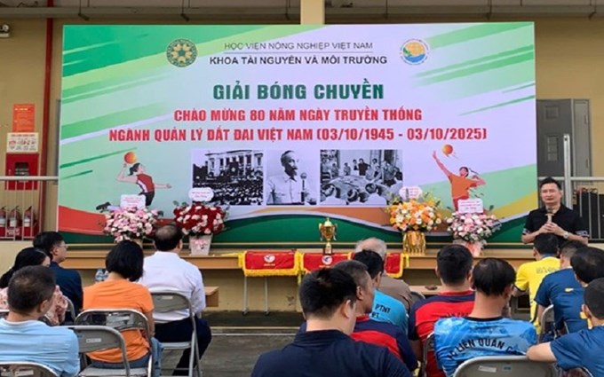 PGS.TS. Trần Trọng Phương - Bí thư Chi bộ, Trưởng khoa Tài nguyên và Môi trường phát biểu khai mạc giải bóng