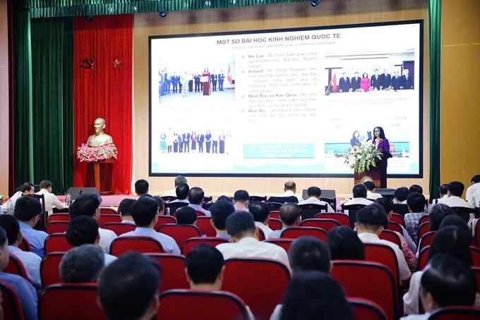 GS.TS Nguyễn Thị Lan, Giám đốc Học viện Nông nghiệp Việt Nam chia sẻ tham luận “Phát triển nguồn nhân lực chất lượng cao phục vụ doanh nghiệp tư nhân trong nông nghiệp” tại Hội nghị về phát triển nguồn nhân lực ngành Nông nghiệp và Môi trường. Ảnh:Linh Linh.